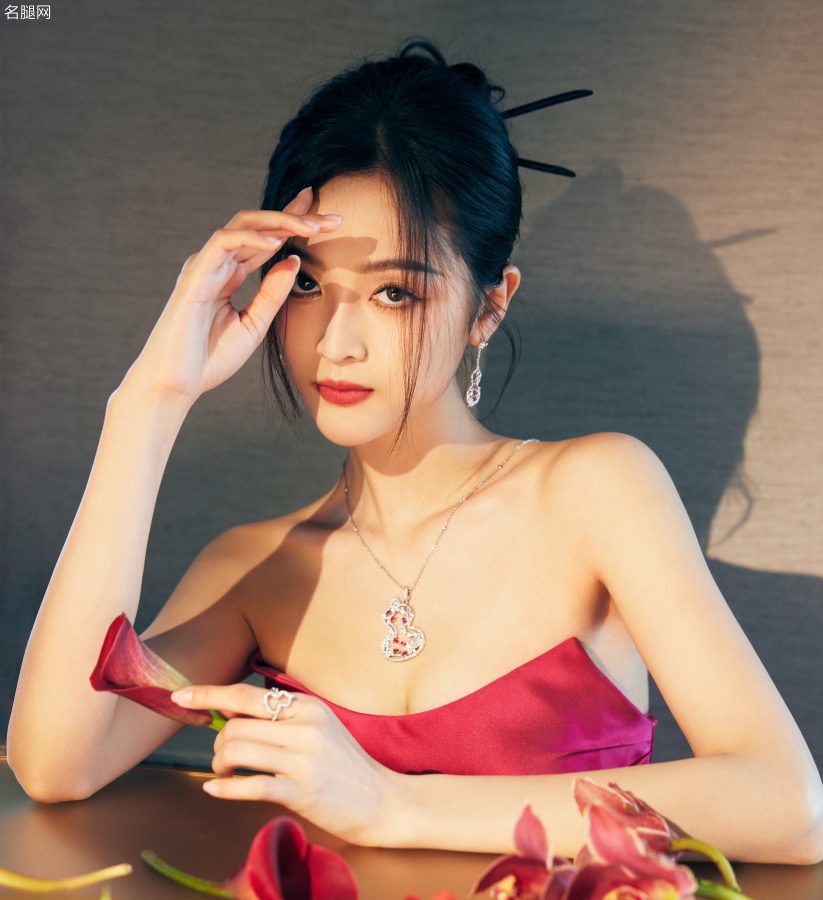 吴宣仪身穿紫色低胸开叉礼服，一双长腿玉足踩细跟凉鞋气质高贵(8/14)