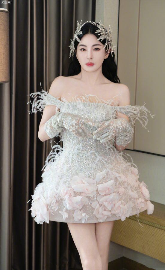 张雨绮头戴新娘钻石头饰一双大长腿踩细凉鞋霸屏(5/18)