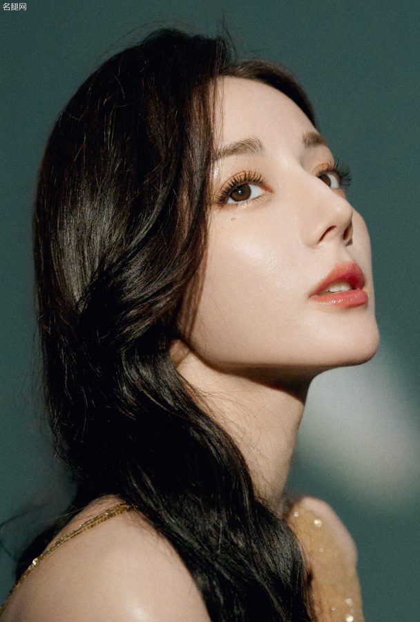 大美女迪丽热巴波浪卷发高贵长裙优雅大片(5/9)