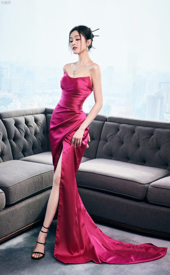 吴宣仪身穿紫色低胸开叉礼服，一双长腿玉足踩细跟凉鞋气质高贵(2/14)
