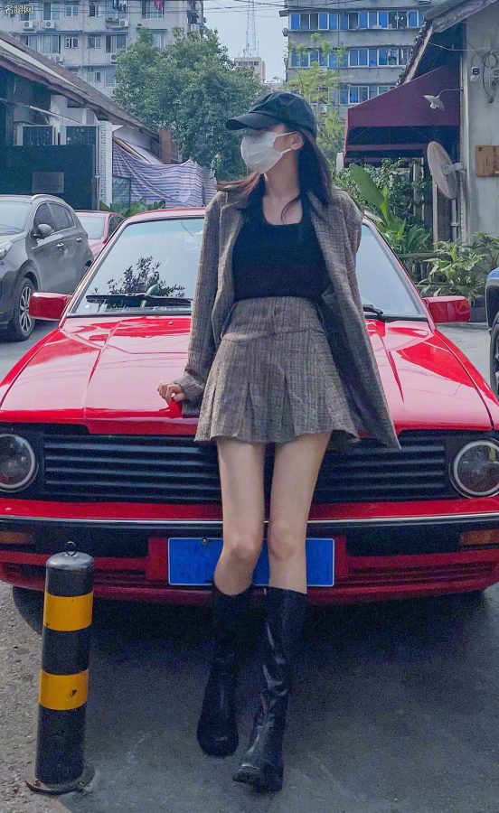 迪丽热巴坐在复古高尔夫MK1机盖上秀细长美腿(2/3)