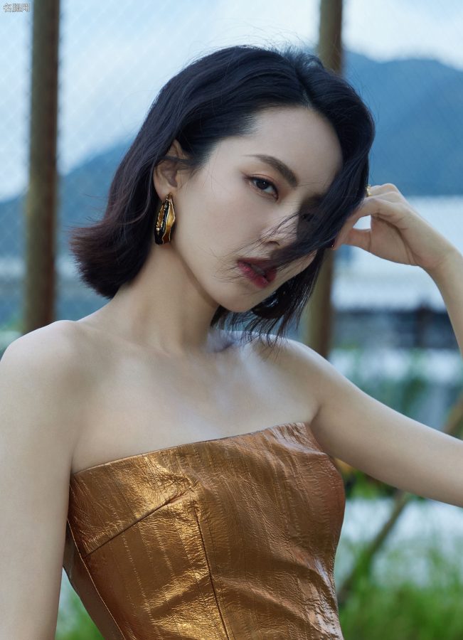 身材纤瘦的美人刘惜君穿金色连衣裙在街头展示清新与高贵(3/5)