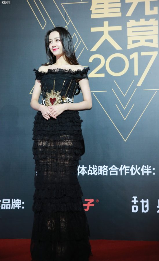 星光大赏红毯迪丽热巴穿半透黑裙脚踩一字带高跟走红毯(5/10)