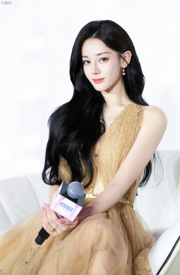 大美女迪丽热巴波浪卷发高贵长裙优雅大片(7/9)