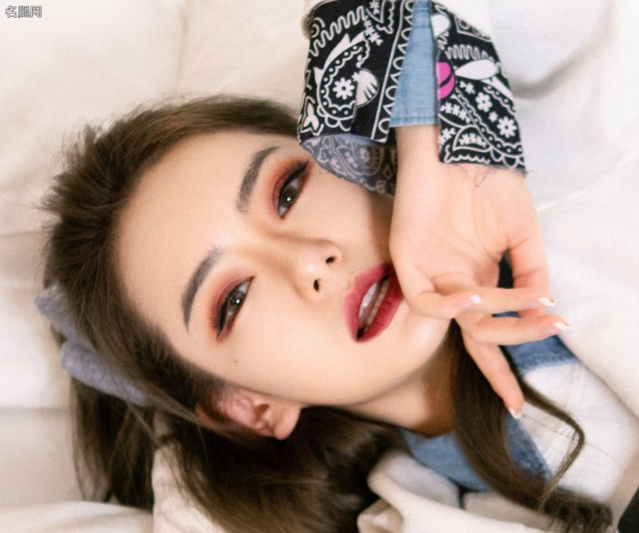 戚薇穿米奇图案衣服跪在白色床单上拍照(8/8)