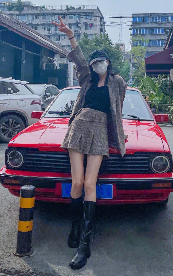 迪丽热巴坐在复古高尔夫MK1机盖上秀细长美腿(1/3)