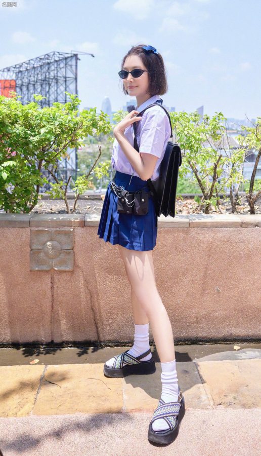 秦岚姐背包旅行阳光下白皙修长的美腿(2/5)