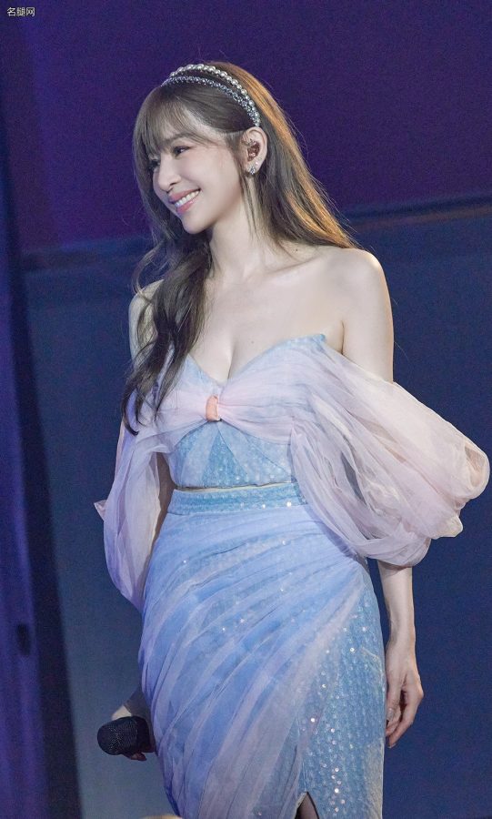 王心凌穿开叉低胸水蓝色礼服展现女性魅力(3/6)