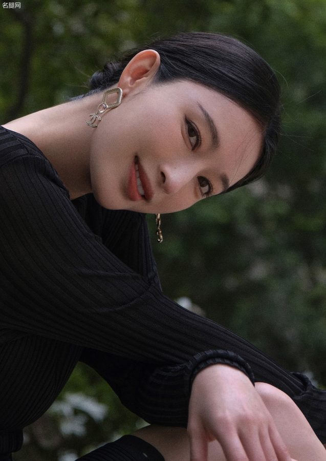 张俪穿开衩裙美长腿踩尖头细高跟展现动人魅力(4/5)