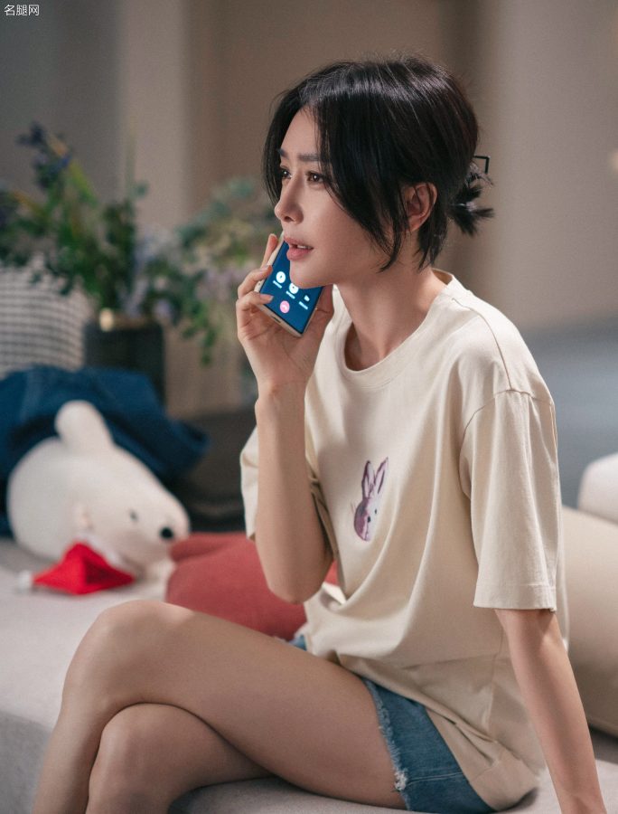 电视剧《闪耀的她》秦岚美腿剧照(3/10)