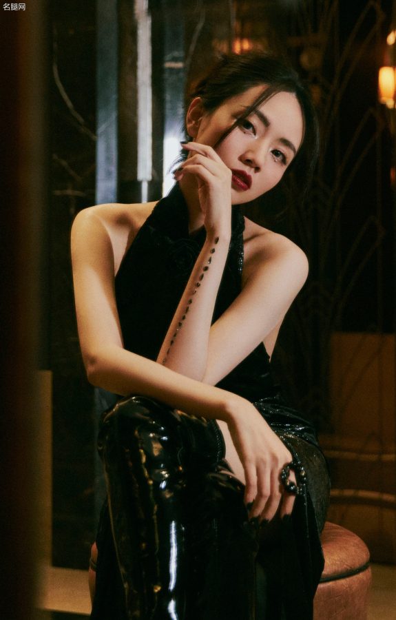 刘惜君腿穿锃亮细跟皮靴尽显暗黑女王气质(6/6)