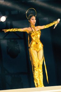 蔡依林变身成为女王座黄金圣斗士露肉丝大腿