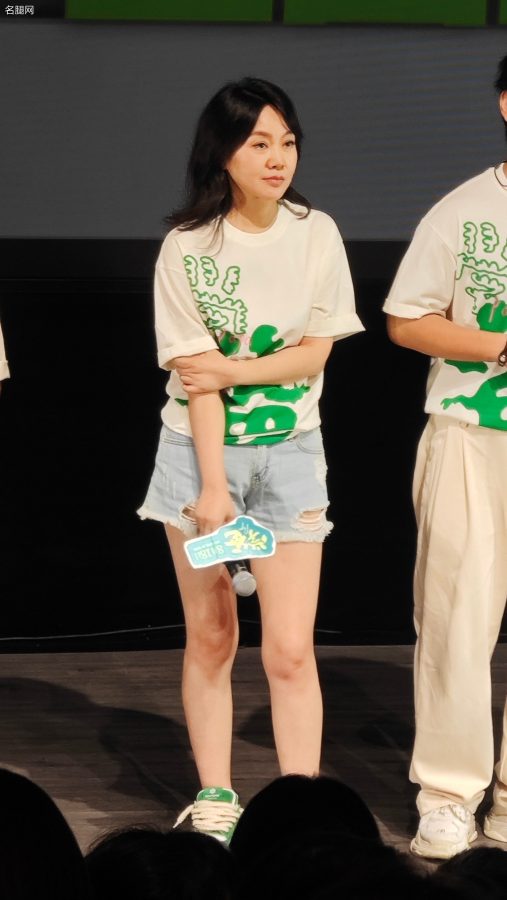 闫妮破洞牛仔热裤里成熟迷人的美腿(9/11)