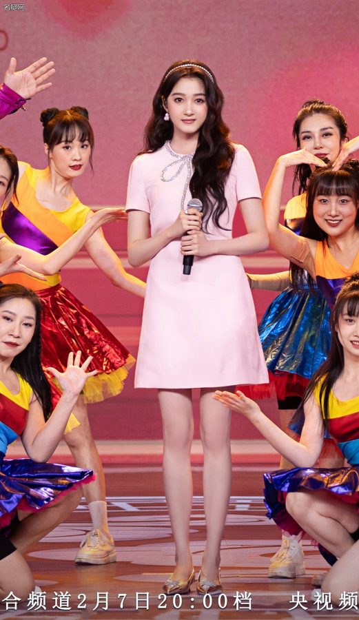 春晚舞台上关晓彤的纤长少女腿(7/7)