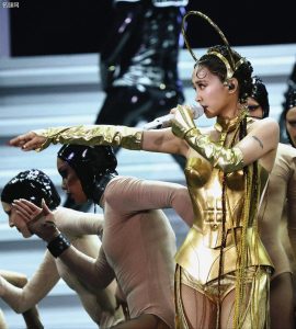 蔡依林变身成为女王座黄金圣斗士露肉丝大腿