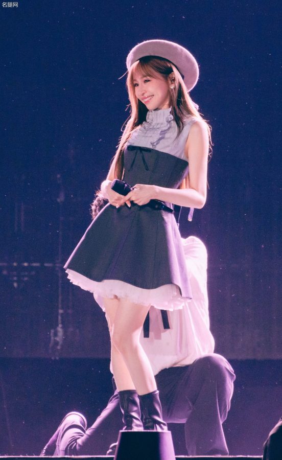 王心凌在演唱会上细腿穿短靴少女感满满(1/11)