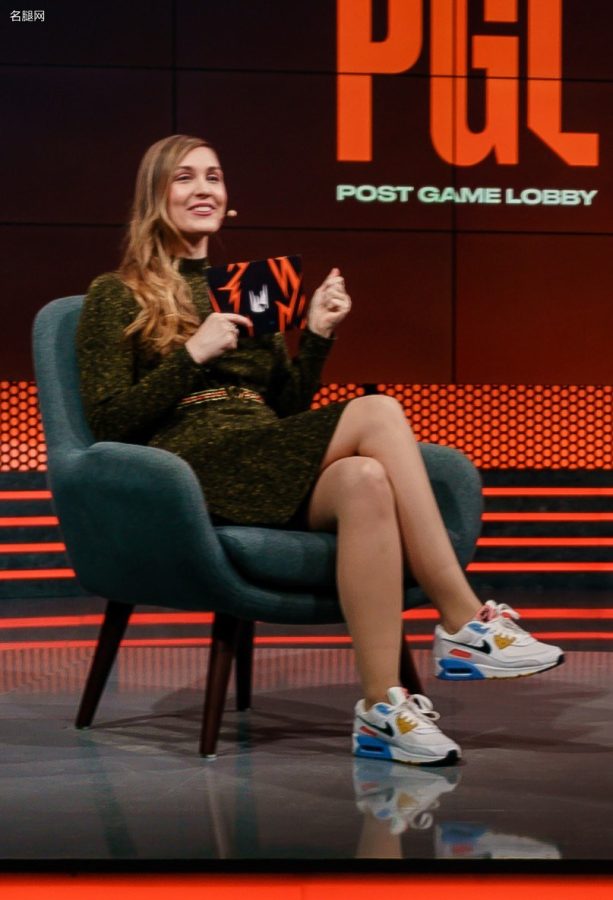 Sjokz (Eefje Depoortere)肉丝袜配运动鞋主持电竞赛事(3/4)