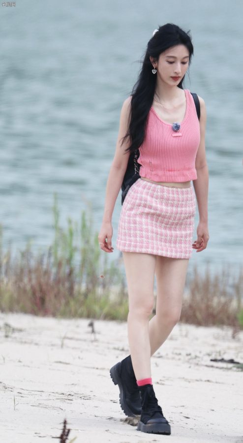 高挑白净的美女张俪短裙细腿美照(7/10)