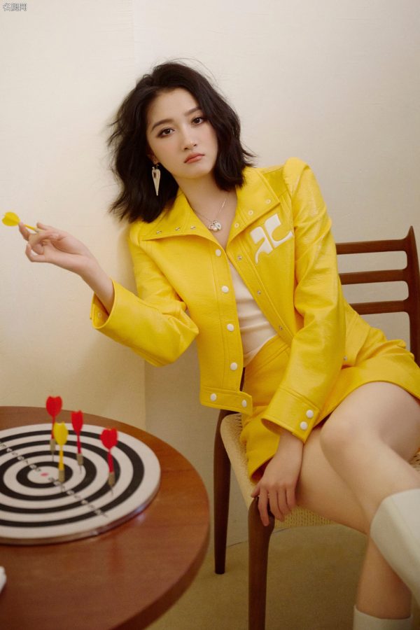 关晓彤穿亮黄色短裙美长腿蹬白色高跟靴子纯欲写真(2/12)