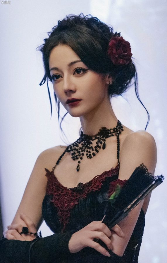 《开始推理吧》迪丽热巴复古装扮配黑丝好一朵瑰丽的交际花(9/9)