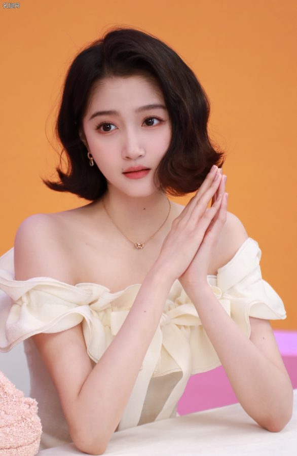 关晓彤穿露肩花朵参加直播活动短发俏皮(3/3)