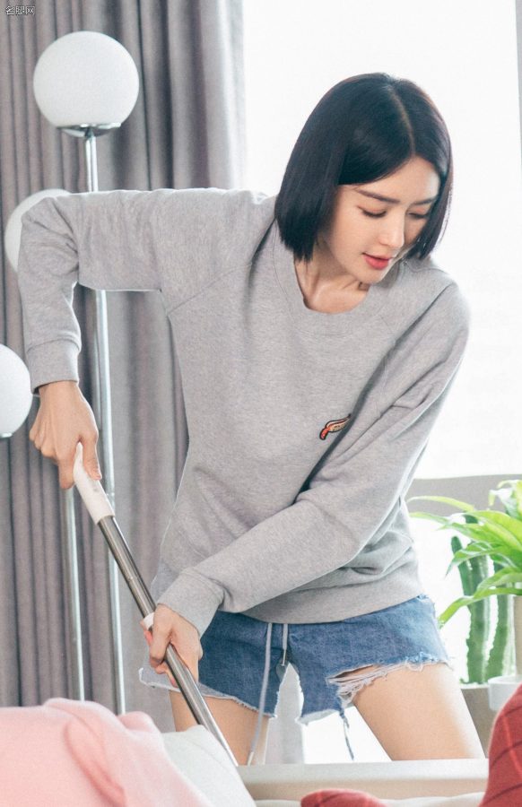 电视剧《闪耀的她》秦岚美腿剧照(4/10)