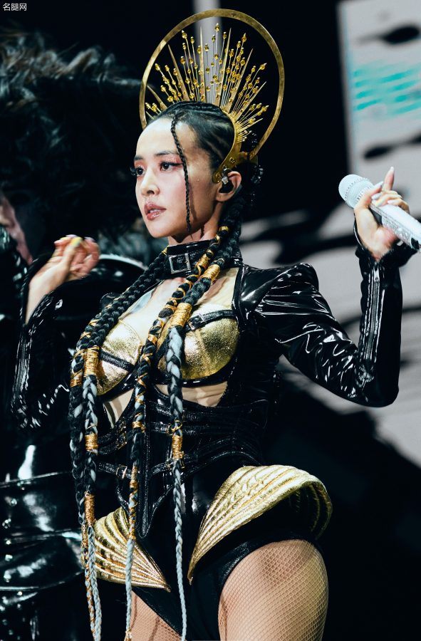 蔡依林演唱会上头顶黄圈造型惊艳，肉丝网纹丝袜包裹紧实美腿(13/26)