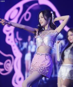 今日可爱粉色蝴蝶美少女吴宣仪玉腿修长