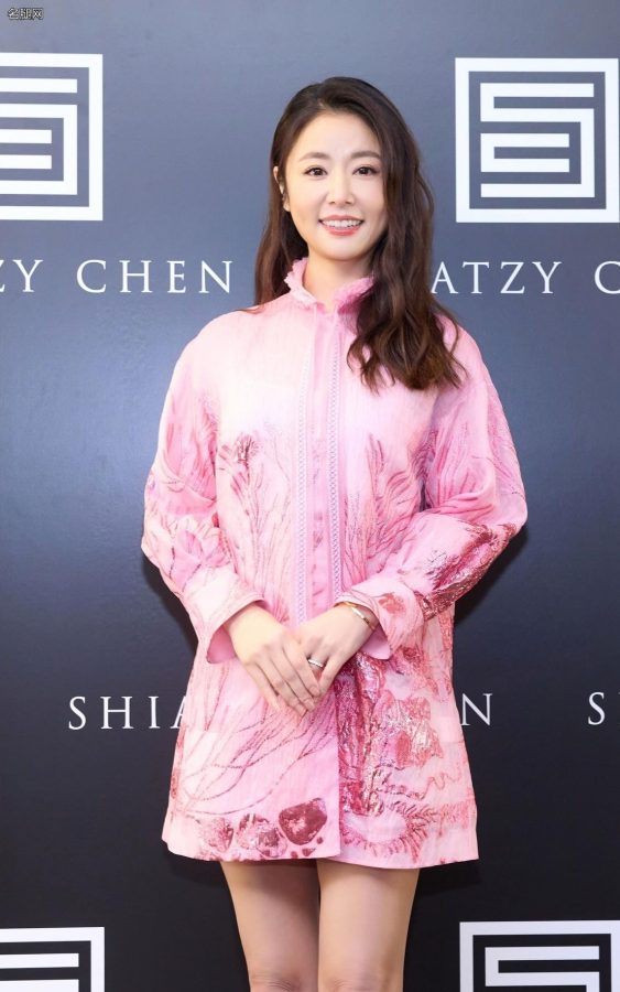 林心如成熟感美腿踩细高跟现身商业活动(4/12)