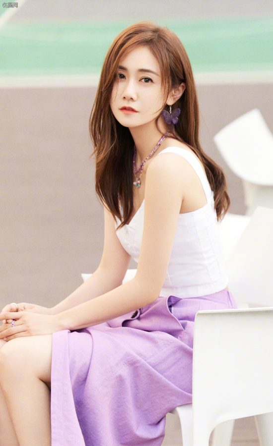 清新烂漫的女明星刘芸逛街玉腿靓照(4/4)