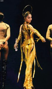 蔡依林变身成为女王座黄金圣斗士露肉丝大腿