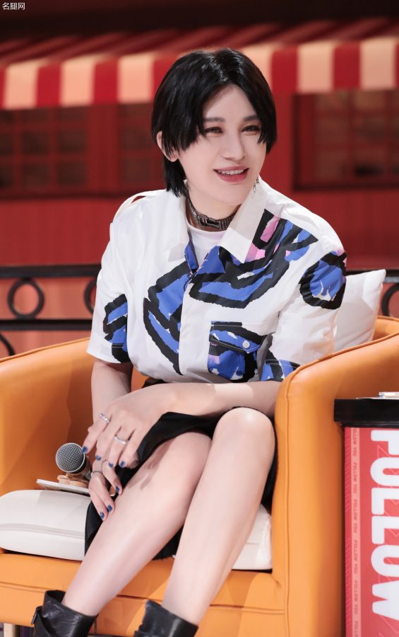 《听姐说》尚雯婕白皙玉腿(2/3)
