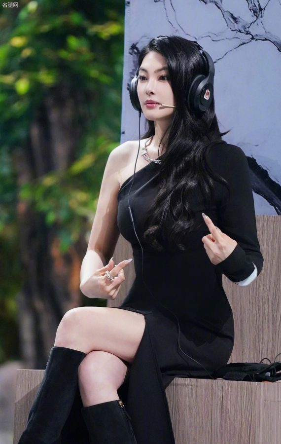 张雨绮美腿穿高跟长靴女王气质录制《王牌对王牌》(3/3)