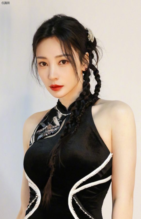 柳岩在浪姐舞台上穿高开叉旗袍黑丝跳扇子舞(9/12)