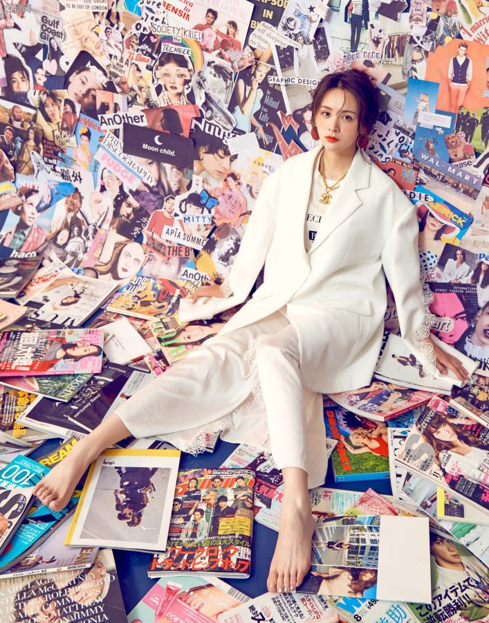 女演员邓莎光着玉足拍摄时尚写真(1/2)
