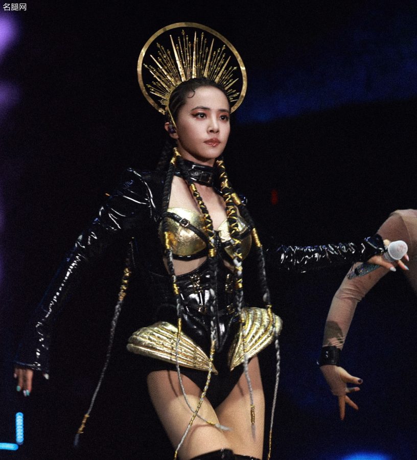 蔡依林演唱会上头顶黄圈造型惊艳，肉丝网纹丝袜包裹紧实美腿(10/26)