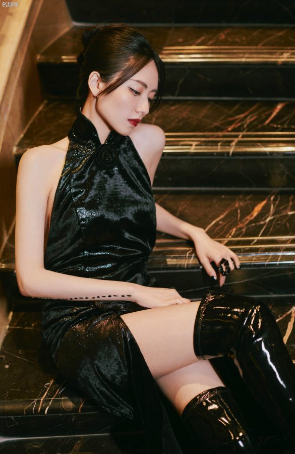 刘惜君腿穿锃亮细跟皮靴尽显暗黑女王气质(3/6)
