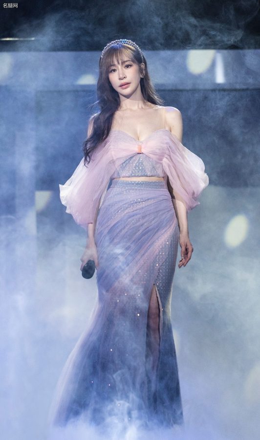 王心凌穿开叉低胸水蓝色礼服展现女性魅力(6/6)