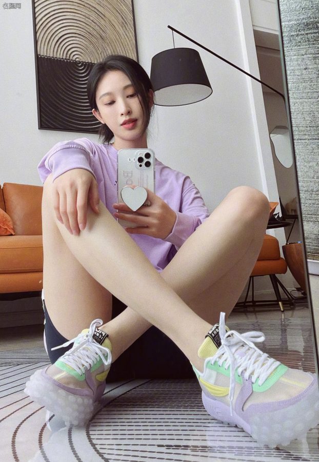 张俪坐在镜前拍她白滑的长腿(2/6)