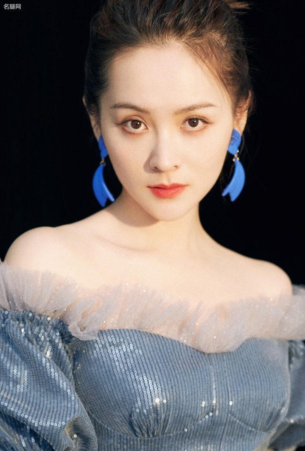 美女明星邓莎穿开衩裙玉腿美足为杂志拍摄魅力大片(7/7)