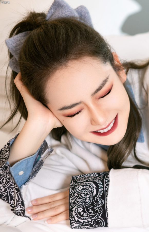 戚薇穿米奇图案衣服跪在白色床单上拍照(6/8)