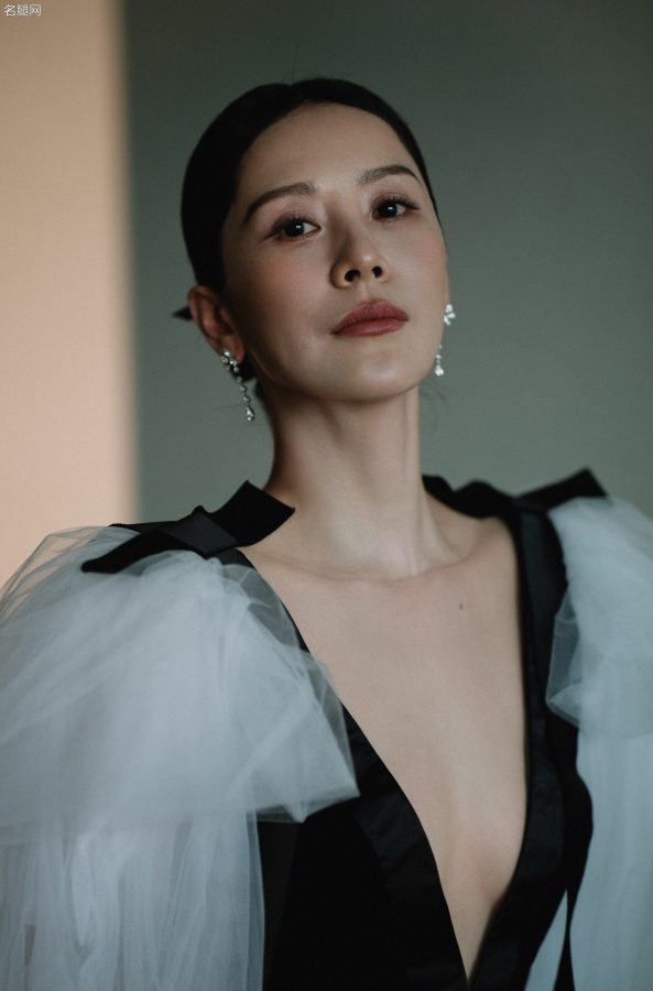 海清穿深V礼服秀半球亮相时尚芭莎活动(1/12)