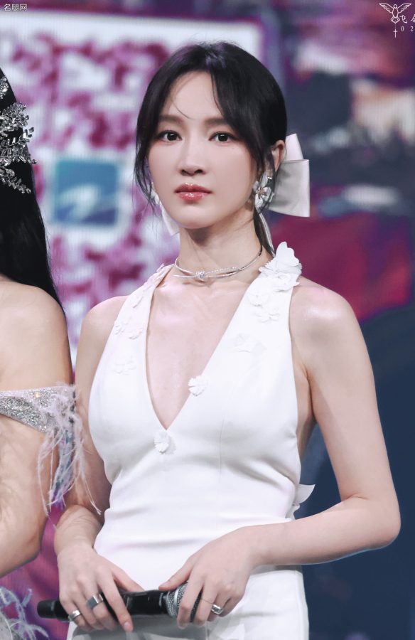 张雨绮头戴新娘钻石头饰一双大长腿踩细凉鞋霸屏(18/18)