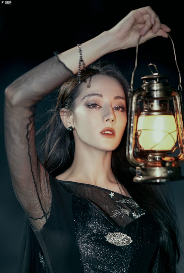 暗夜女王迪丽热巴一条腿穿短筒黑丝一条腿在薄纱内若隐若现(7/19)