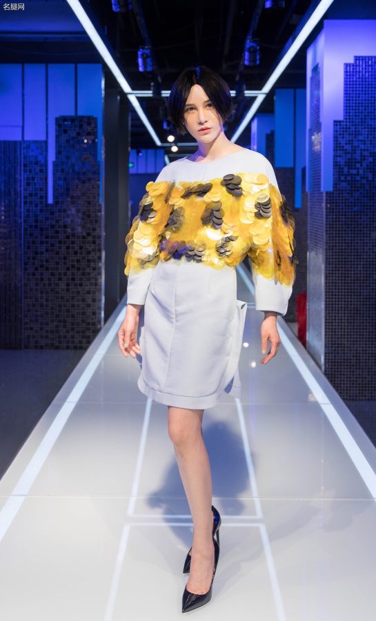 尚雯婕穿亮片装饰蓝裙玉腿踩尖头高跟现身北京杜莎夫人蜡像馆(1/6)