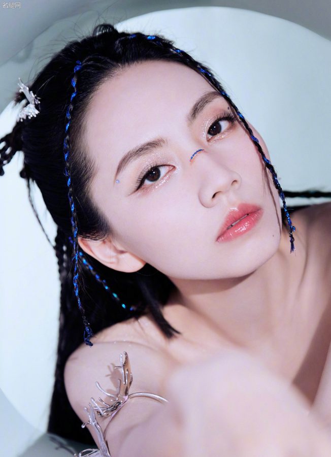 身穿紧身蓝裙的独特魅力女孩刘惜君开始秀沟了(7/8)