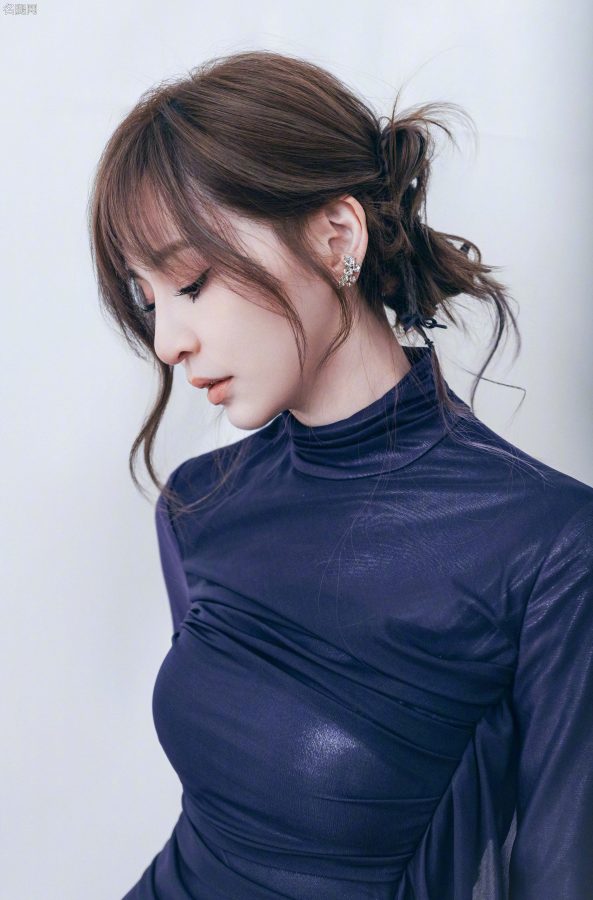 王心凌身穿柔软纱裙展现苗条身穿细长腿(6/10)