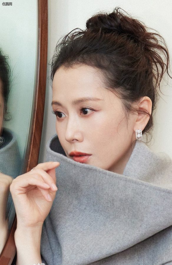 海清腿穿黑丝袜增加优雅神秘感(3/5)