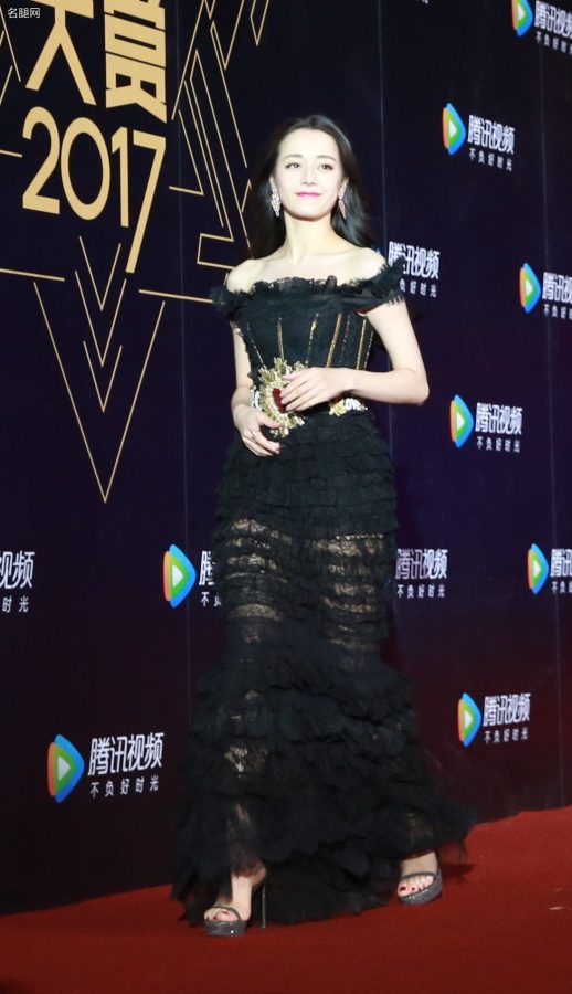 星光大赏红毯迪丽热巴穿半透黑裙脚踩一字带高跟走红毯(3/10)