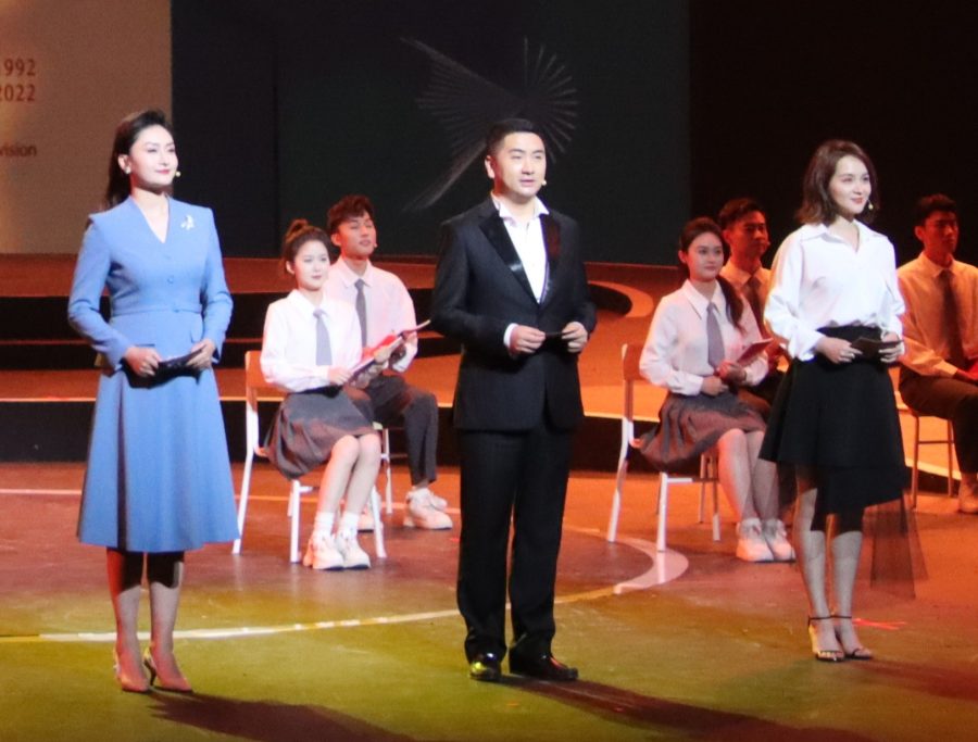 邓莎玉足踩凉鞋现身川影30周年(1/3)